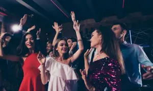 Jak wybrać idealny outfit na 18 stkę? Modne inspiracje i praktyczne porady