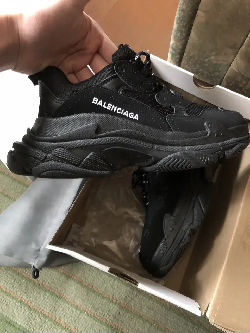 Zdjęcie Ile kosztują buty Balenciaga? Sprawdź ceny i uniknij przepłacania!