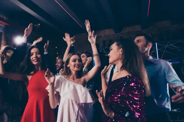 Jak wybrać idealny outfit na 18 stkę? Modne inspiracje i praktyczne porady